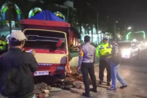 Mabuk, Sopir Truk Mitsubishi Tabrak Tembok Masjid Agung Baiturrahman dan 3 Motor, Ini Keterangan Kasat Lantas Polresta Banyuwangi