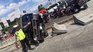 Turunan Depan Exit Tol Bawen Kabupaten Semarang Bikin Celaka, Trailer Gasak Dua Mobil Satu Motor