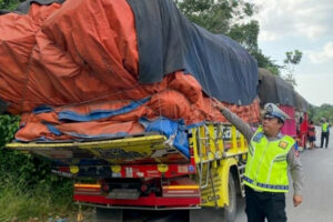 Polres Lamandau Berikan Teguran Simpatik bagi Truk Over Kapasitas