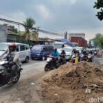 Usai Ditabrak Tronton Saat Putar Arah Truk Pasir Terguling Di