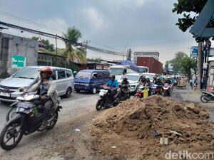 Truck Pasir Terguling di Mranggen Demak Usai Ditabrak Tronton Saat Putar Arah