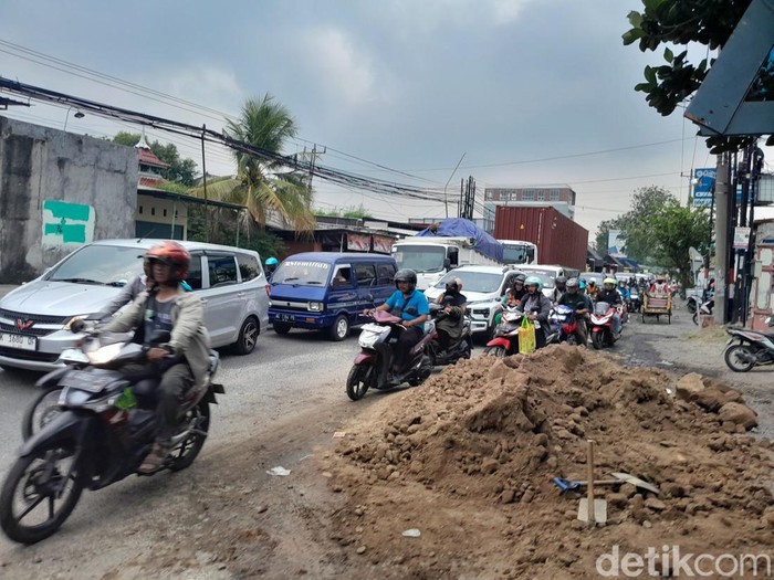 Usai Ditabrak Tronton Saat Putar Arah Truk Pasir Terguling Di