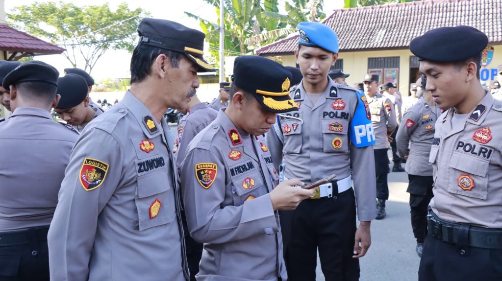 Wakapolres Rembang Dan Kasi Propam Sidak Handphone Anggota Terkait Judi