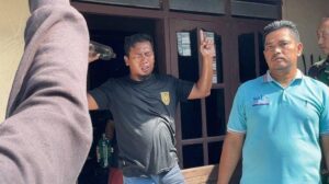 Tolak Rumah Dieksekusi, Warga Wiradesa Pekalongan Siram Bensin ke Tubuh. Ancam Bakar Diri