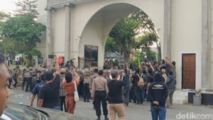 32 Demonstran yang Ditahan di Balai Kota Semarang Kini Telah Dipulangkan