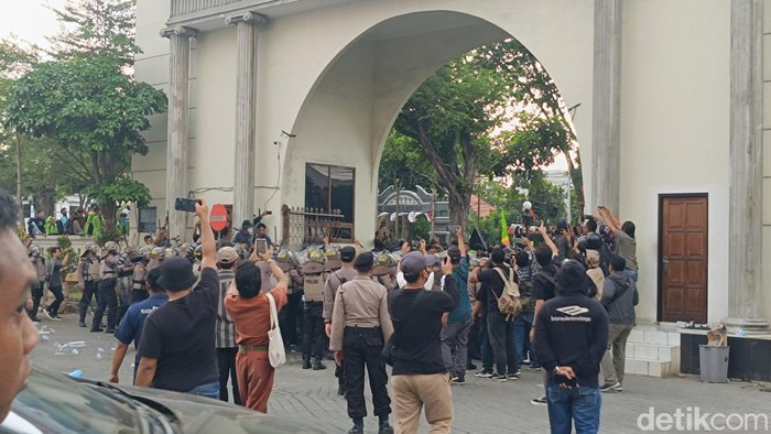 32 Demonstran yang Ditahan di Balai Kota Semarang Kini Telah Dipulangkan