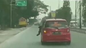 Kecelakaan Tak Biasa: Mobil Palsu Nyangkut di Kap Polisi Kudus