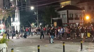 Semarang Memanas, Pelajar Pimpin Massa di Barisan Depan Demo