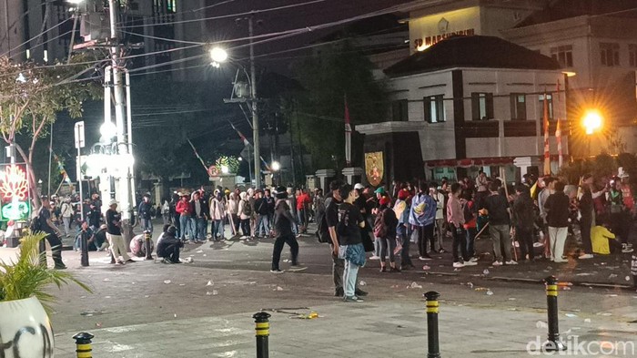 Aksi Demo Semarang Makin Memanas, Pelajar Dominasi Barisan Depan