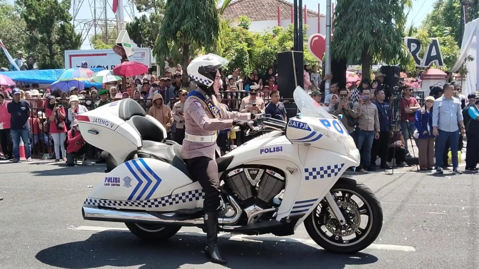 Aksi Heroik Polwan Satlantas Polda Jateng Di Blora: Naik Moge