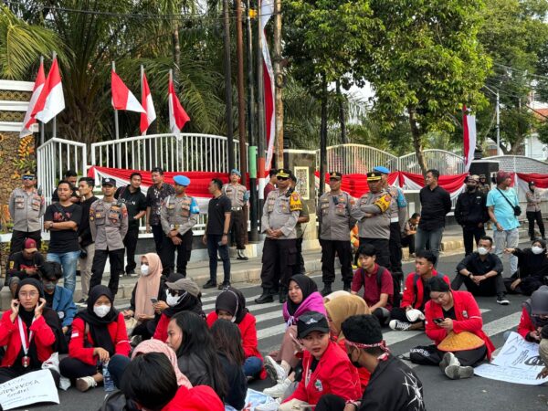 Aksi Unjuk Rasa Kondusif Di Banyuwangi, Ratusan Personil Polresta Diterjunkan