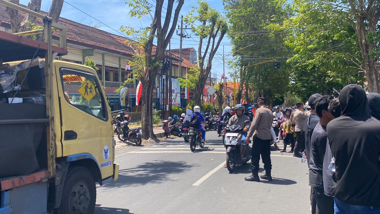 Aksi Unjuk Rasa Di Kejaksaan Banyuwangi, Puluhan Personel Polisi Dikerahkan