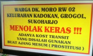 Protes Warga Sukoharjo: Spanduk Penolakan Dipasang di Rumah Kos yang Diduga Sarang Mesum