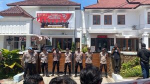 Amankan Aksi Unjuk Rasa di Kejaksaan, Polresta Banyuwangi Turunkan Puluhan Personel