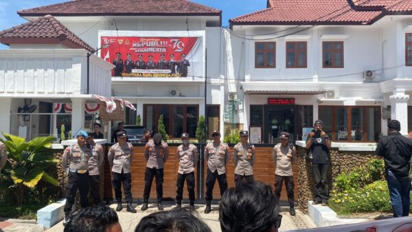 Amankan Aksi Unjuk Rasa Di Kejaksaan, Polresta Banyuwangi Turunkan Puluhan