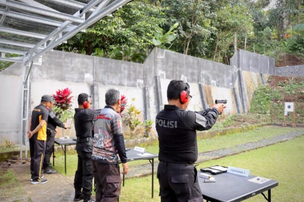 Asah Keterampilan Menembak, Polresta Banyuwangi Latih Personil