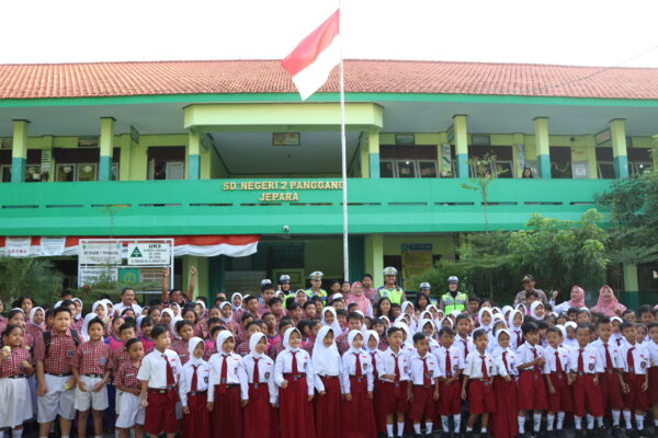 Atur Lalu Lintas Pagi, Polisi Bagi Bagi Susu Gratis Untuk Anak