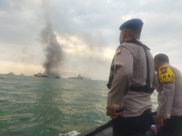 Breaking News! Kapal Terbakar Di Pelabuhan Tanjung Emas Semarang, Diduga