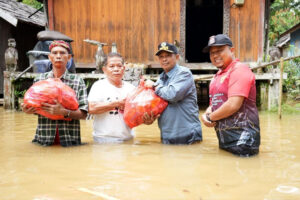 Banjir di Lamandau, Pj Bupati Bergerak Cepat Serahkan Bantuan kepada Korban