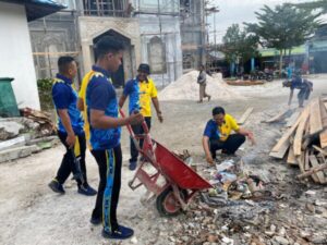 Bersih-Bersih Sungai dan Masjid, Ditbinmas Polda Kalteng Gelar Baksos