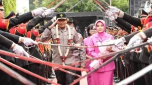 Kapolda Jateng yang Baru Brigjen Ribut Hari Wibowo Disambut dengan Tradisi Pedang Pora