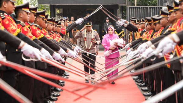 Brigjen Ribut Hari Wibowo Terima Sambutan Tradisi Pedang Pora