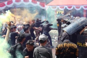 Brimob Kalteng dan Polres Kotim Gelar Latihan Sispamkota di Sampit untuk Amankan Pilkada 2024