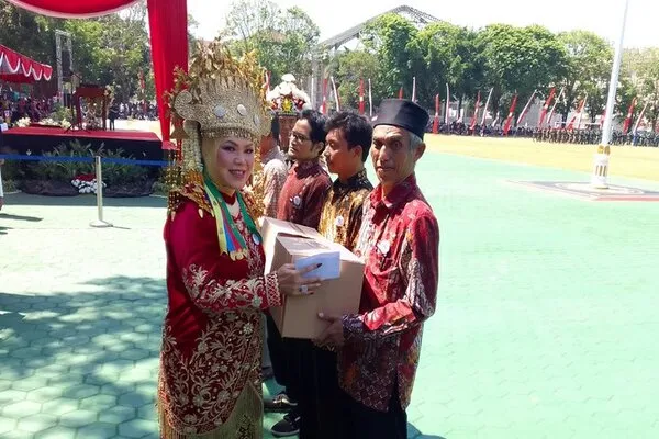 Bupati Sukoharjo Tampil Berbaju Adat Bengkulu Di Upacara Kemerdekaan, Begini