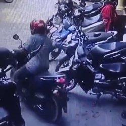 CCTV Ungkap Pencurian Motor di Masjid Agung Baitunnur Blora, Pelaku Sempat Salat Bersama Jamaah