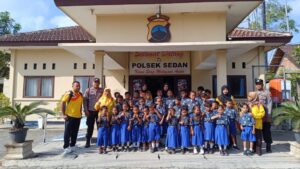 Polsek Sedan Dikunjungi Murid Sekolah saat MPLS