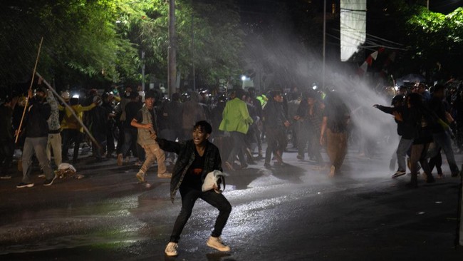 Demo Di Semarang Berujung Ricuh Puluhan Ditangkap Dan Polisi Jadi