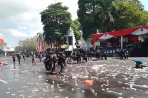 Aparat TNI-Polri Terlibat Bentrok dengan Simpatisan di Depan Pendopo Sabha Swagata Banyuwangi