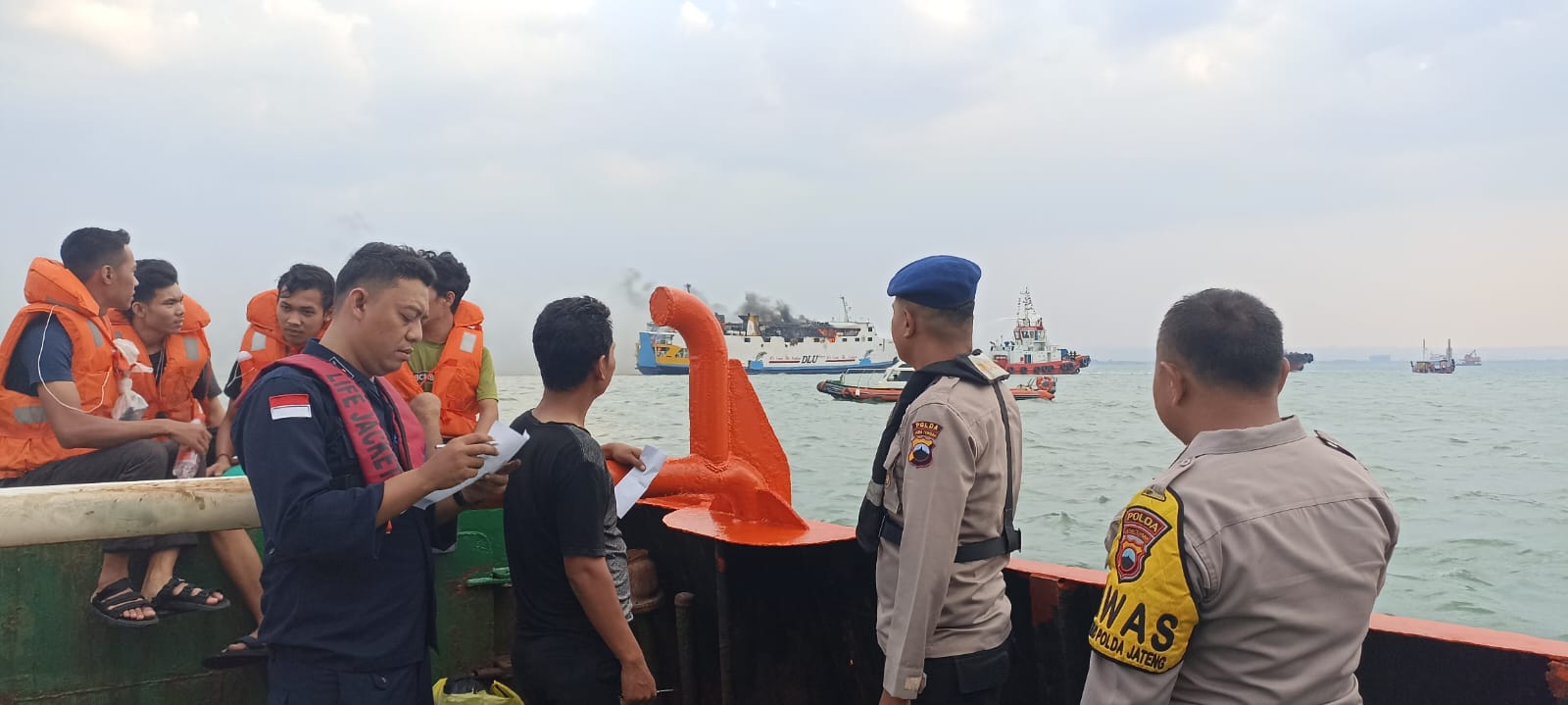 Detik Detik Terbakarnya Kapal Pesiar Di Pelabuhan Tanjung Emas Semarang