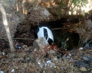 Diduga Mengantuk, Sopir di Polokarto Sukoharjo Terjunkan Mobil ke Sungai