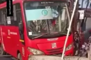 Diduga Rem Blong, BRT Trans Semarang Mengalami Kecelakaan Tunggal di Jalan Siliwangi Kalibanteng Kulon Semarang