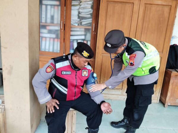 Dokkes Polres Batang Memastikan Kesehatan Personel Terlibat Pengamanan Operasi Mantap