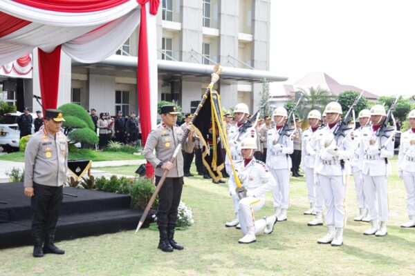 Farewell Parade: Komjen Ahmad Luthfi Serahkan Pataka