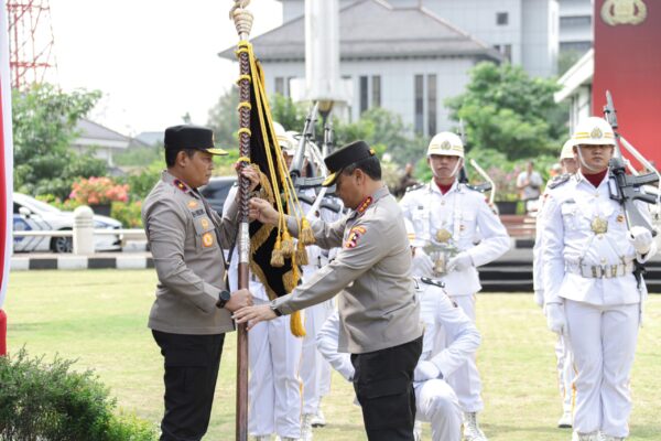 Farewell Parade Polda Jateng, Komjen Ahmad Luthfi Serahkan Pataka