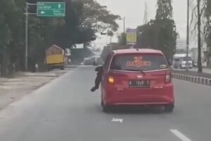 Geger Video Polisi Tersangkut di Kap Mobil yang Ugal-ugalan di Kudus