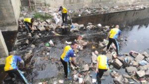 Gelar Baksos, Ditbinmas Polda Kalteng Bersih-Bersih Sungai dan Masjid