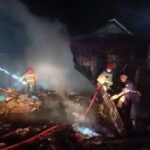 Gudang Rongsokan Di Perumahan Bunga Residen Banyuwangi Terbakar