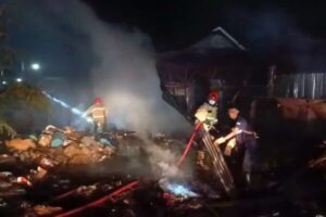 Gudang Rongsokan di Perumahan Bunga Residen Banyuwangi Terbakar