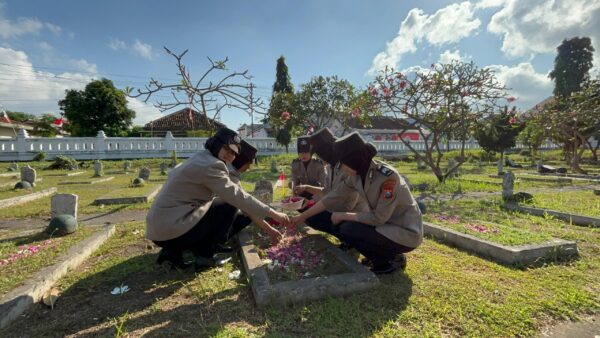 Hut Polwan Ke 76, Srikandi Blambangan Laksanakan Upacara Ziarah Dan Tabur