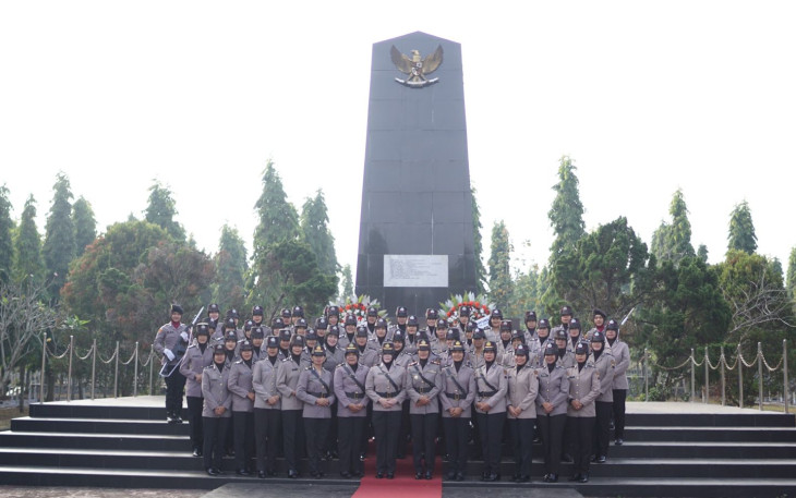 Tabur Bunga Polwan Polresta Banyumas di TMP Tanjung Nirwana Sambut HUT ke-76