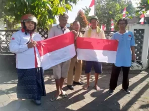 HUT ke-79 RI: Mantan Napiter Banyumas Bagikan Bendera untuk Rayakan Kemerdekaan