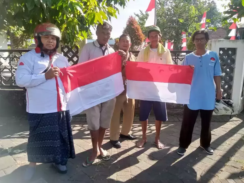 Hut Ke 79 Ri: Mantan Napiter Banyumas Bagikan Bendera Untuk Rayakan