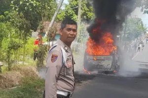 Heboh, Daihatsu Xenia Ludes Terbakar Saat Melintas di Purwodadi Banyuwangi