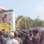 Innalillahi! Pekerja Sound System Jatuh Dari Truk Setinggi 2,5 Meter