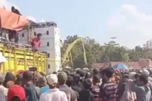 Innalillahi! Pekerja Sound System Jatuh dari Truk Setinggi 2,5 Meter di Blora dan Meninggal Dunia