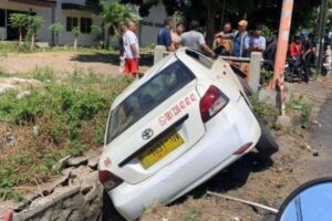 Taksi Terperosok ke Parit di Banyuwangi, Penumpang dan Sopir Berhasil Dievakuasi